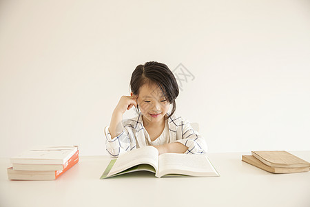 女孩在家里学习阅读图片