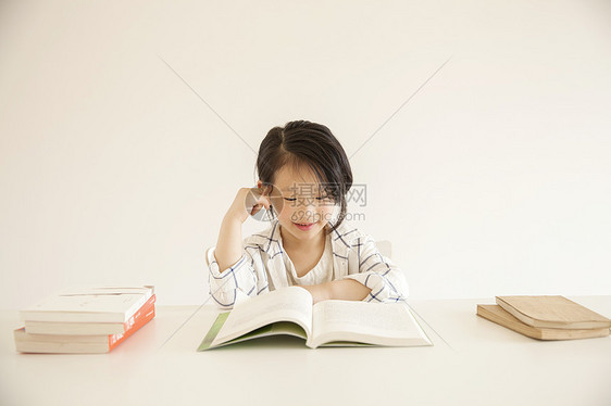 女孩在家里学习阅读图片