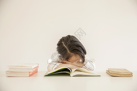 阅读时女孩在学习时睡着了背景