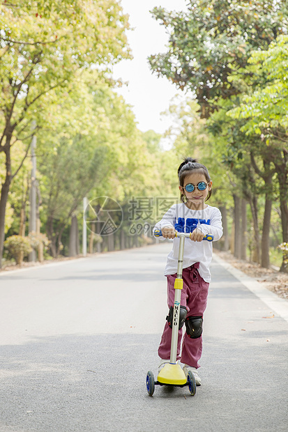 女孩在玩滑板车图片