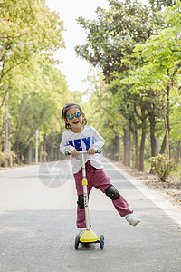 女孩在玩滑板车图片