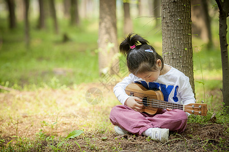 玩音乐的女孩女孩在森林里弹尤克里里背景