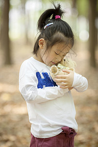 女孩子抱着玩具熊背景图片