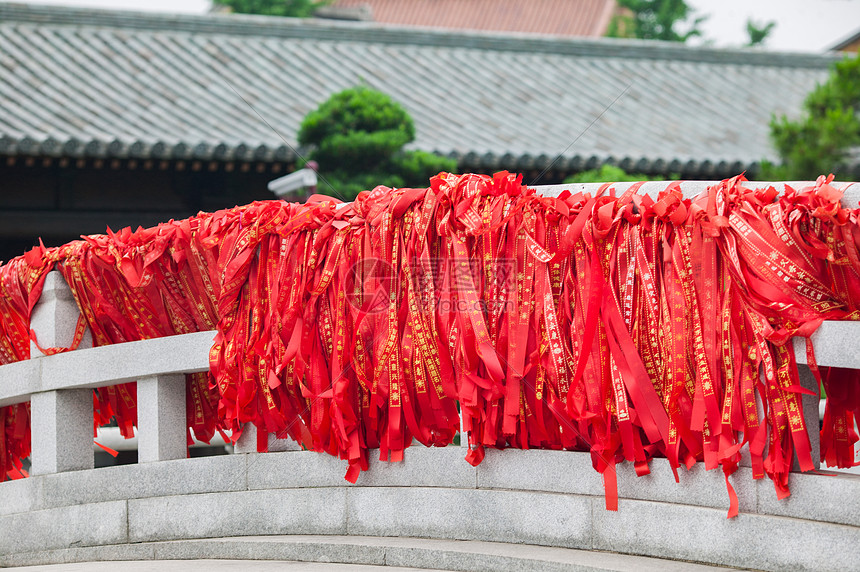 寺庙里祈福的红丝带图片