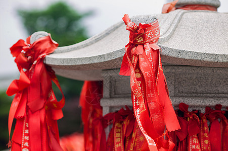 寺庙里祈福的红丝带背景图片