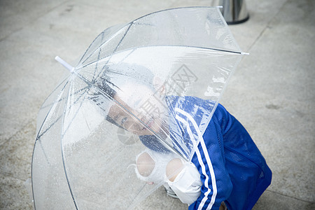 雨天打伞的小孩图片