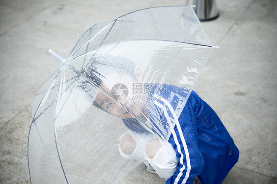 雨天打伞的小孩图片