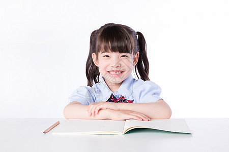 小女孩儿童课桌上学习教育图片