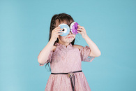 可爱小女孩儿童节手持甜甜圈图片