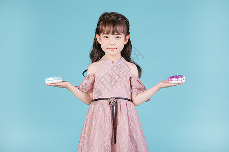 可爱小女孩儿童节手持甜甜圈图片