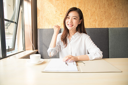 商务女性咖啡馆办公图片