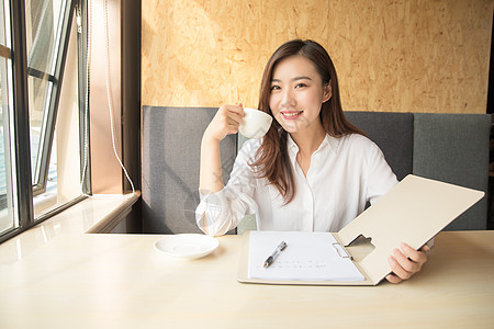 创意女性形象商务女性咖啡馆喝咖啡背景