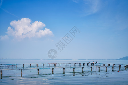 蓝天白云下的湖武汉东湖蓝天白云下的凌波门栈桥背景