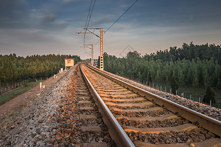 向远方延伸的铁路高清图片