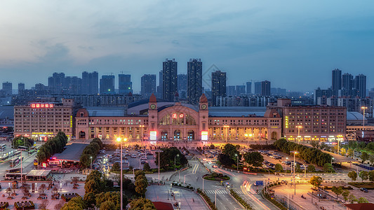 夜色中的武汉汉口火车站背景图片