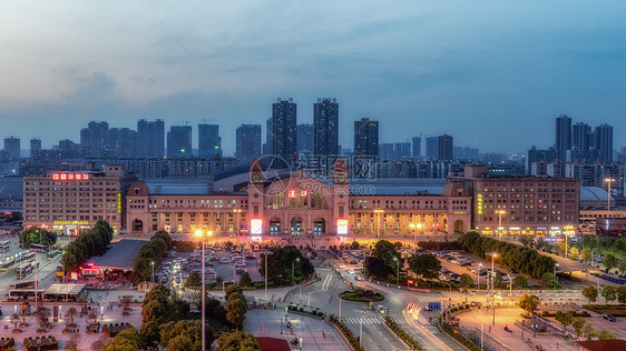夜色中的武汉汉口火车站图片