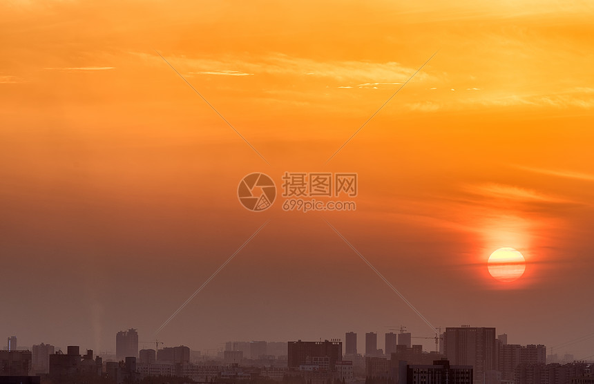 雾霾天气日落城市景观图片