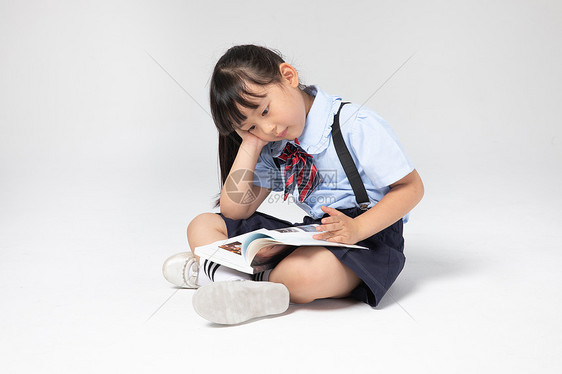 穿校服的小女孩在看书