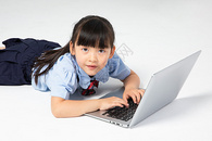趴着使用电脑的小女孩图片