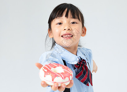 给予食物的小女孩高清图片