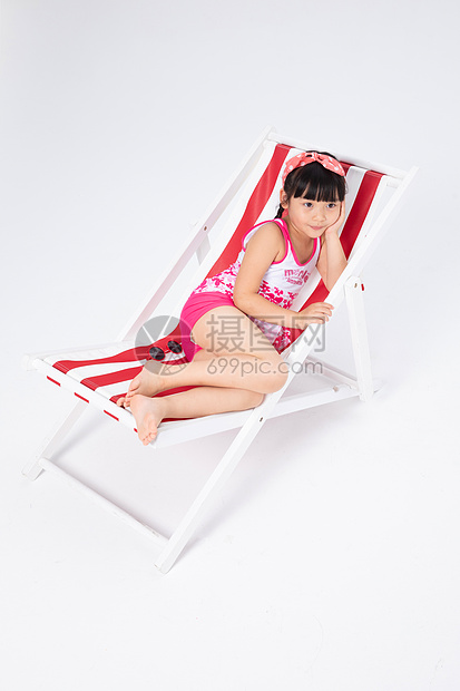 躺在沙滩椅上的泳装小女孩图片