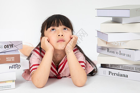书堆中的小女孩在书堆中思考的小女孩背景