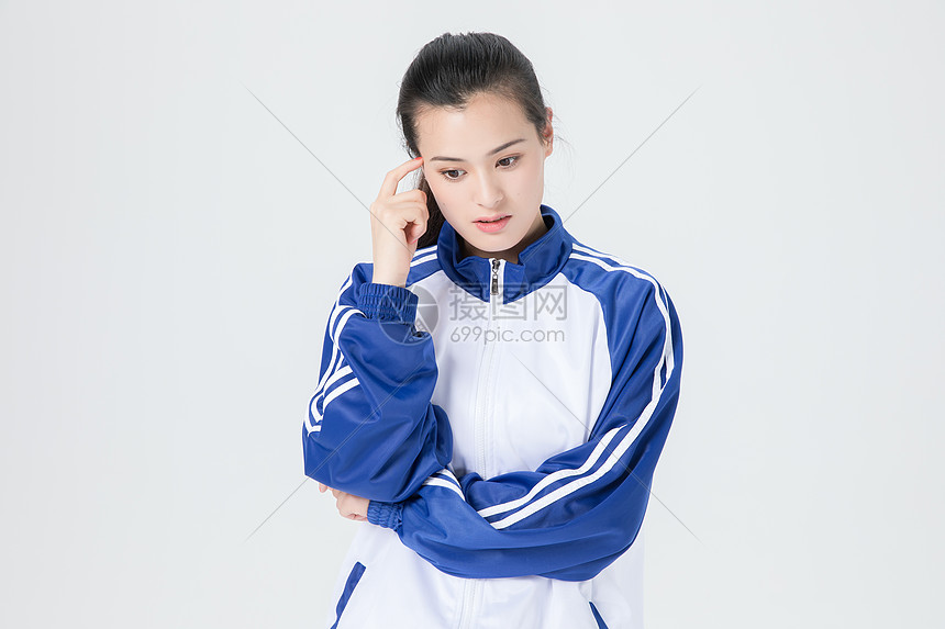 思考中的校服女性学生图片