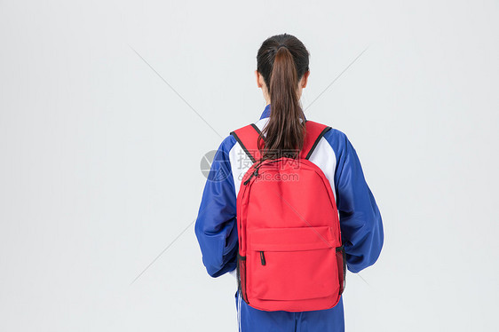 背书包的女性校服学生背影