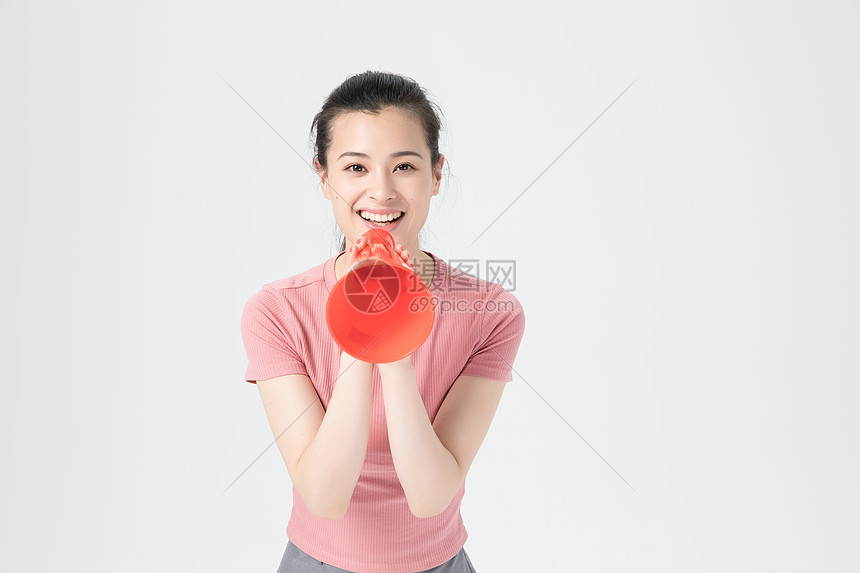 青年女性手持红色话筒扩音器图片