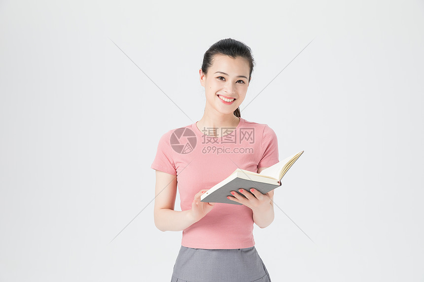 活力青年女性书本学习图片