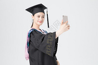 毕业大学生穿学士服自拍图片
