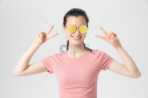 年轻女性戴柠檬卡通眼镜搞怪图片