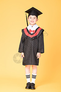 穿学士服的男孩儿童学生穿学士服拍毕业照背景