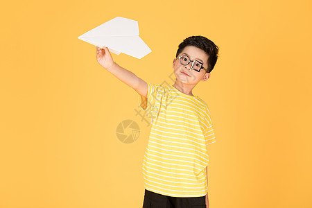 飞纸飞机的快乐男孩儿童高清图片