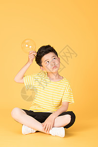 男孩拿着灯泡拿着电灯泡思考想问题想象的儿童背景