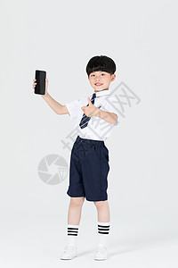 儿童拿手机使用手机图片