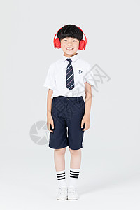 儿童男生戴着耳机听音乐跳舞图片