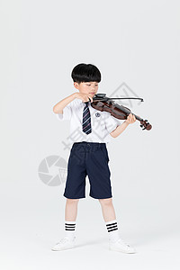 拉小提琴表演的小男孩图片