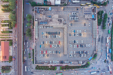 俯瞰城市购物中心楼顶的停车场图片