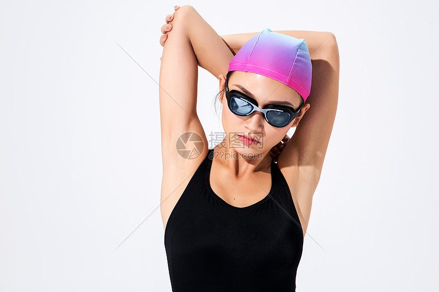 游泳美女活动热身图片