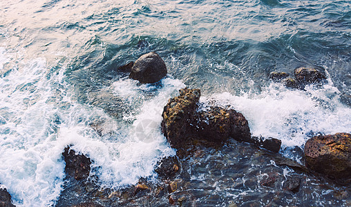 海浪礁石背景