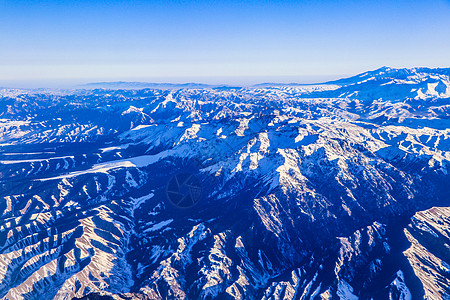 高空俯瞰雪山风景图片