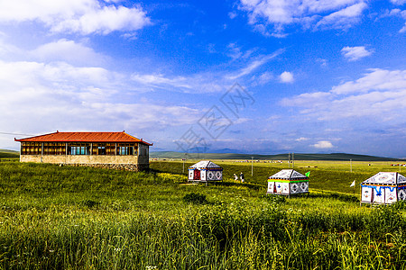 草原小屋蓝天白云下的甘肃甘南夏河桑科草原背景