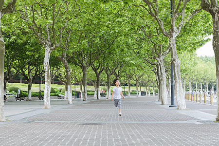 少儿跑步可爱儿童在公园奔跑背景