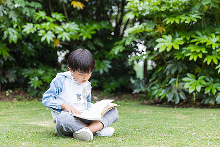 可爱儿童草地上看书图片