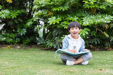 学生在公园看书可爱儿童在公园草地画画背景