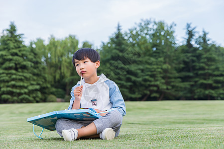 学生在公园看书可爱儿童在公园草地画画背景