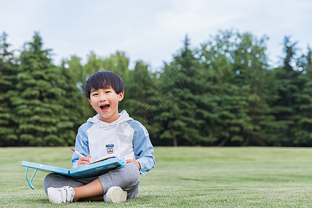 学生在公园看书可爱儿童在公园草地画画背景