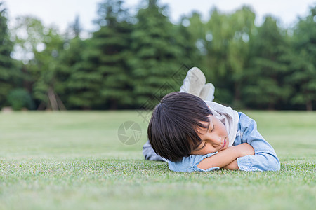 教育孩子可爱儿童趴在草地上休息背景