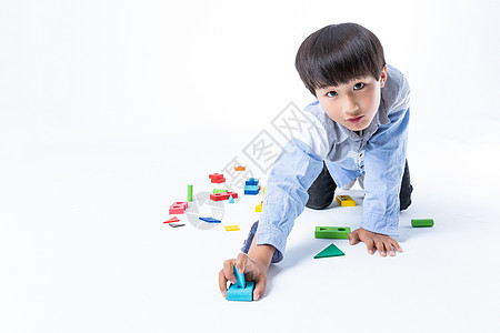 儿童在地上玩积木图片